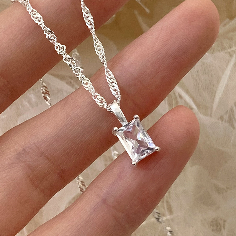 冷淡风高级感冰透方锆吊坠女百搭水波项链简约小众设计方糖锁骨链