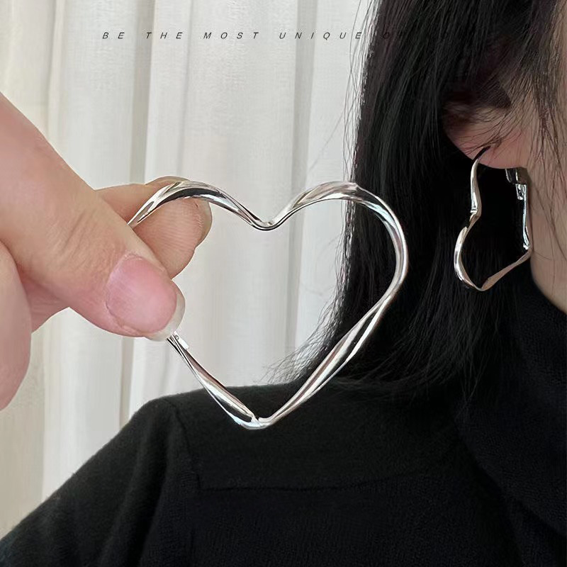 小众设计感扭曲金属爱心耳环简约时尚大耳圈百搭耳环冷淡风气质耳