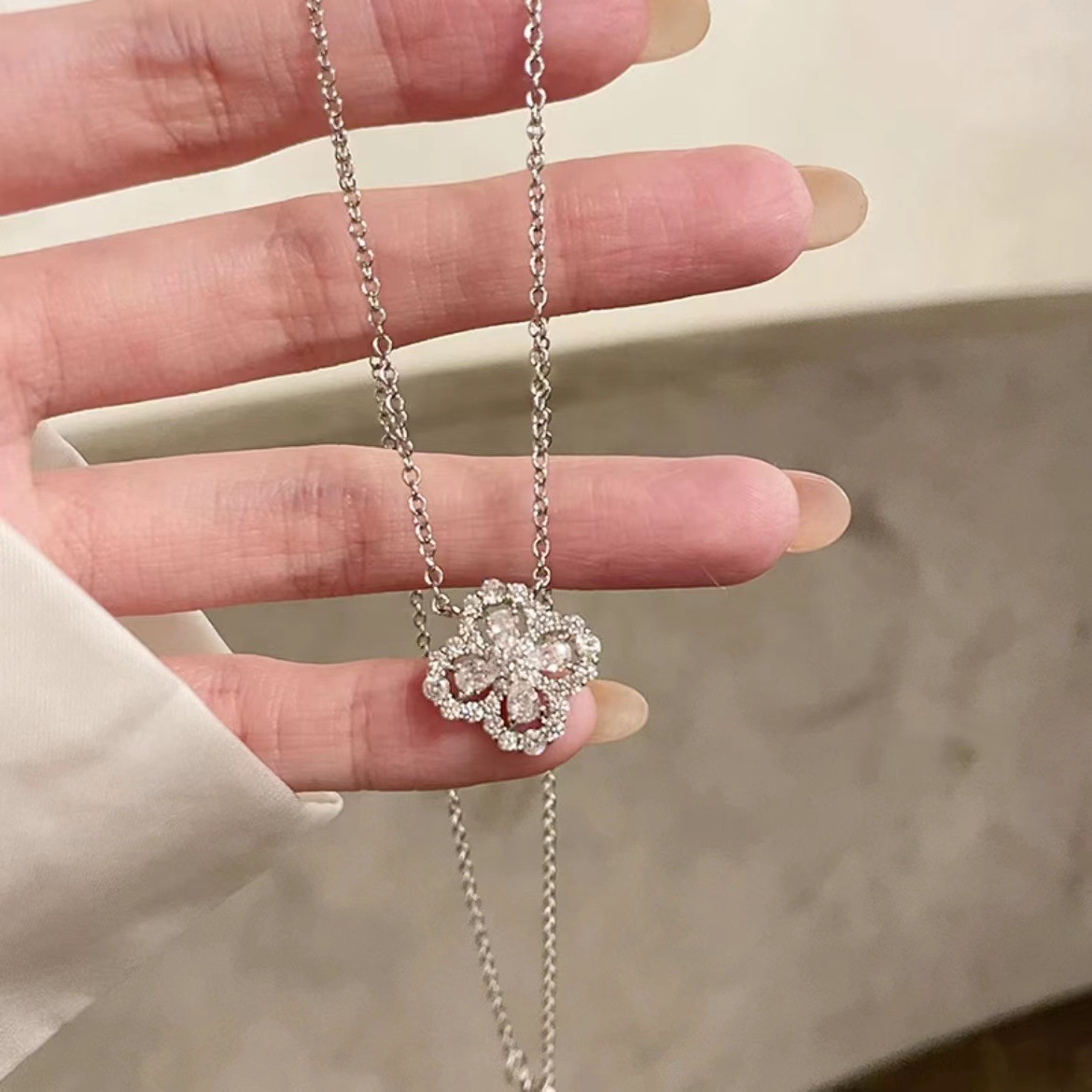 闪钻四叶草项链轻奢小众高级感气质锁骨链女新款爆款送女朋友礼物